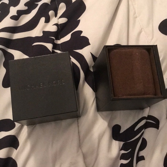 Gently worn Michael Kors good watch with pink face - Picture 5 of 5